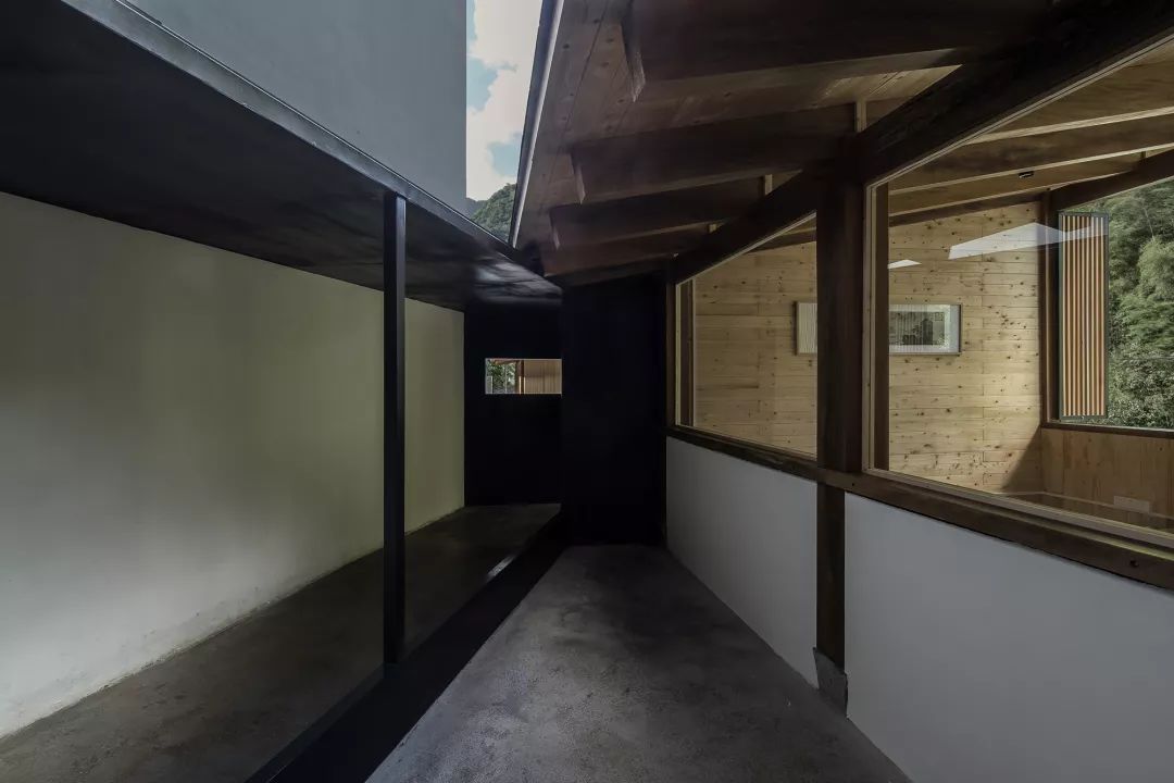 從三角過院中看入口路徑轉折（左側廊道後白牆為主體建築山牆）©趙奕龍 中國杭州臨安「魚樂山房」民宿改造╱久舍營造工作室