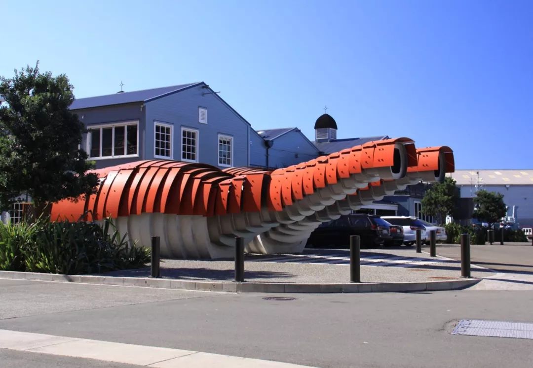 紐西蘭首都威靈頓(Wellington)Kumutoto公共廁所採用細長的弧形，分段的稻殼狀包層和鮮豔的色彩，營造出強烈的視覺效果，顯得十分奪目