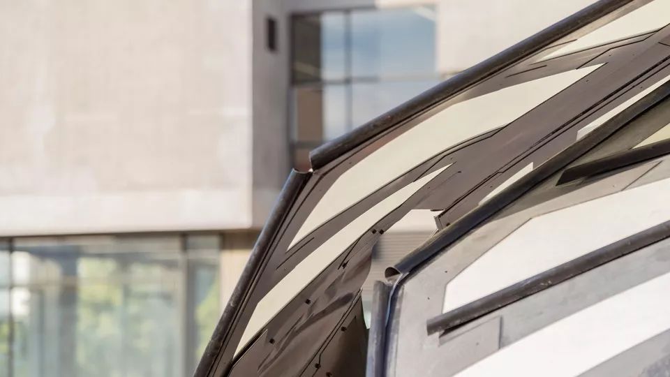 碳纖維僅用於必要的結構單元，玻璃纖維則用於連續的大尺寸面板