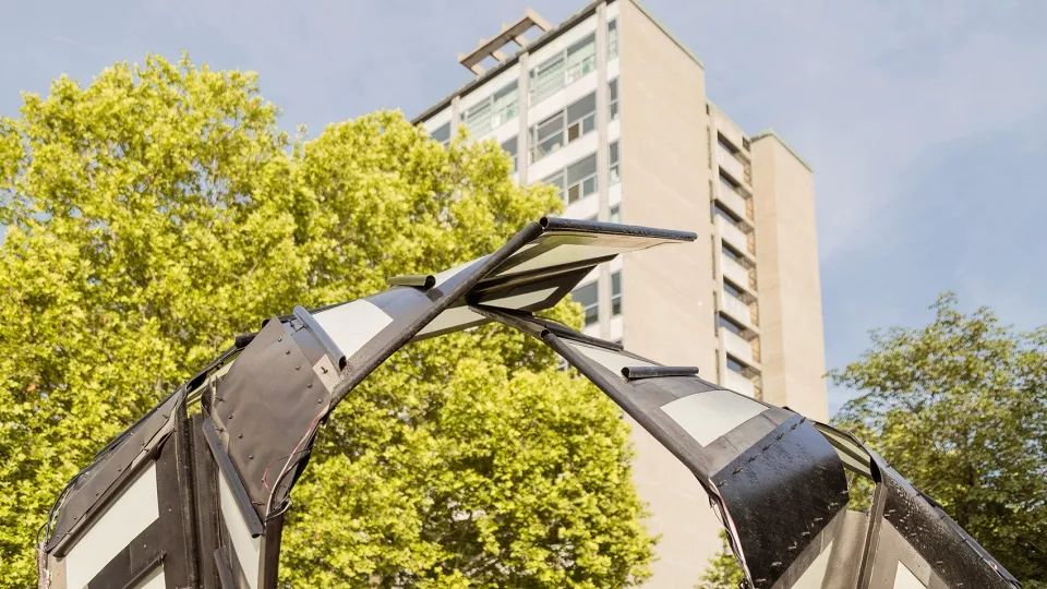 碳纖維僅用於必要的結構單元，玻璃纖維則用於連續的大尺寸面板