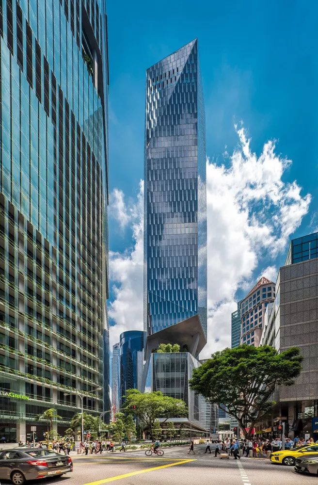 新加坡羅賓遜大樓 Singapore Robinson Tower╱KPF 18 Robinson矗立於新加坡的城市核心,融合了現代都市、環境和文化的獨特條件,成就了一座標誌性、精品級且可持續發展的零售與辦公大樓,坐落於市場街與羅賓遜路的V字形交匯處,通過塔樓的多面設計元素,巧妙利用了不規則的地形。整座建築由兩個主要量體組成:宛如懸浮的水晶辦公大樓與商業零售的裙樓。依據新加坡的景觀替代區政策,18 Robinson必須提供了與基地面積相等的公共綠地,因此,在裙樓頂部可以俯瞰整座城市的空中花園裡遍植各式各樣的喬木及灌木,讓人們在自然通風間享受熱帶景觀