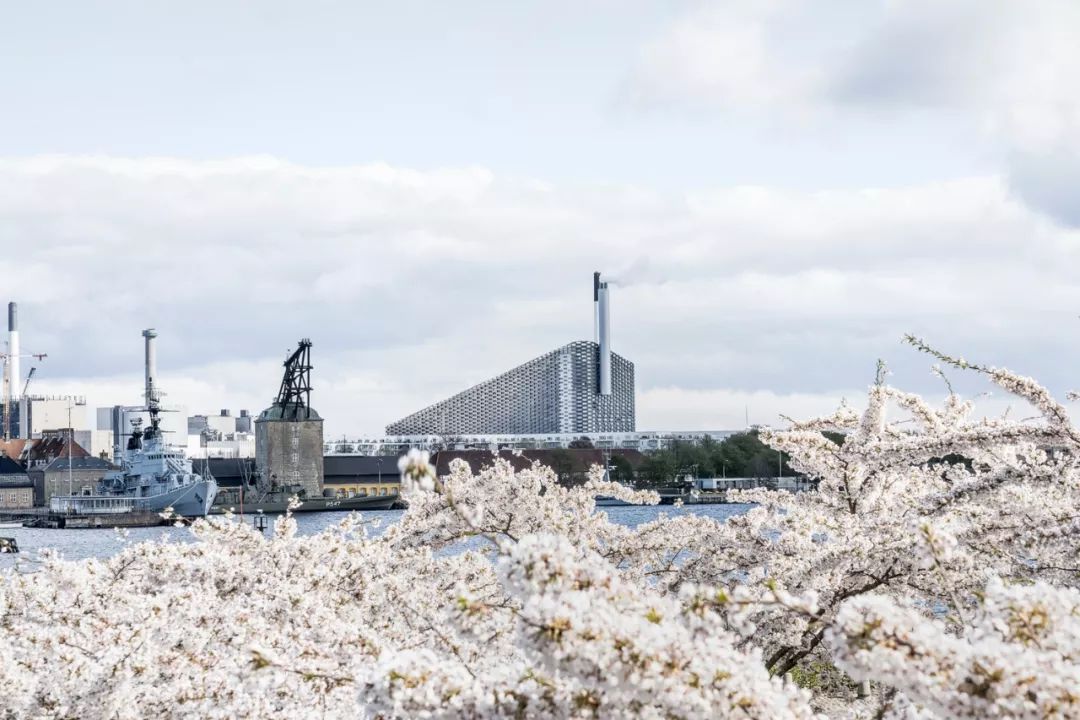 CopenHill能源發電廠就位於丹麥哥本哈根工業區,由丹麥建築鬼才 Bjarke Ingels率領的建築設計事務所BIG所打造,是一座兼具發電、遊樂設施、咖啡廳和滑雪場的複合式場域。其網格的設計外觀是一大亮點,但從實際層面來看更讓當地居民期待的,是該座發電廠能在一年內消耗40萬噸的廢棄物,為15萬戶家庭提供熱能,以及為55萬人提供低碳電力,成為一大能源解決方案。