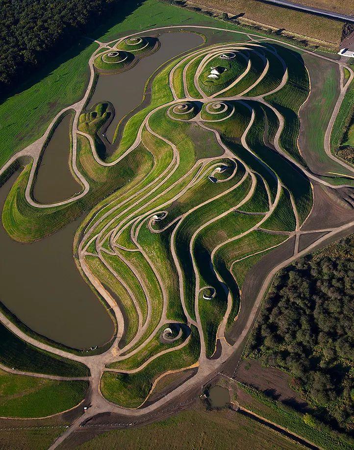 Charles Jencks 於2019年10月13日辭世