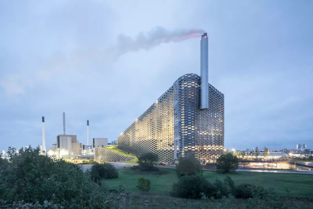 夜間景觀 CopenHill Energy Plant Urban Recreation Center哥本哈根CopenHill 新型垃圾焚燒發電廠+滑雪場/BIG