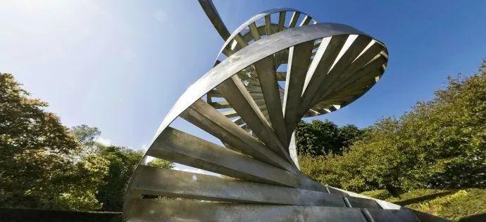 Charles Jencks 於2019年10月13日辭世