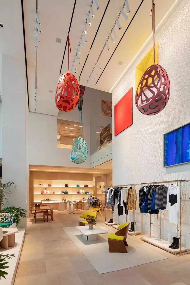 Maison Seoul Louis Vuitton首爾旗艦店:店內空間寬敞、光線明亮,以白色為基底的裝潢雖然簡約,加上LV的藝術裝飾擺設,讓人有種家的感覺,獨棟的專賣店一共有五層樓空間,販售全系列商品,從男女裝到配件系列之外,再頂樓更有展覽空間,不只能逛街還能看藝術品。