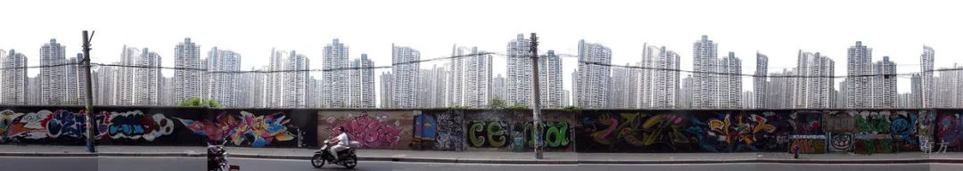 建築基地南側的路上曾經有一道很長的塗鴉牆