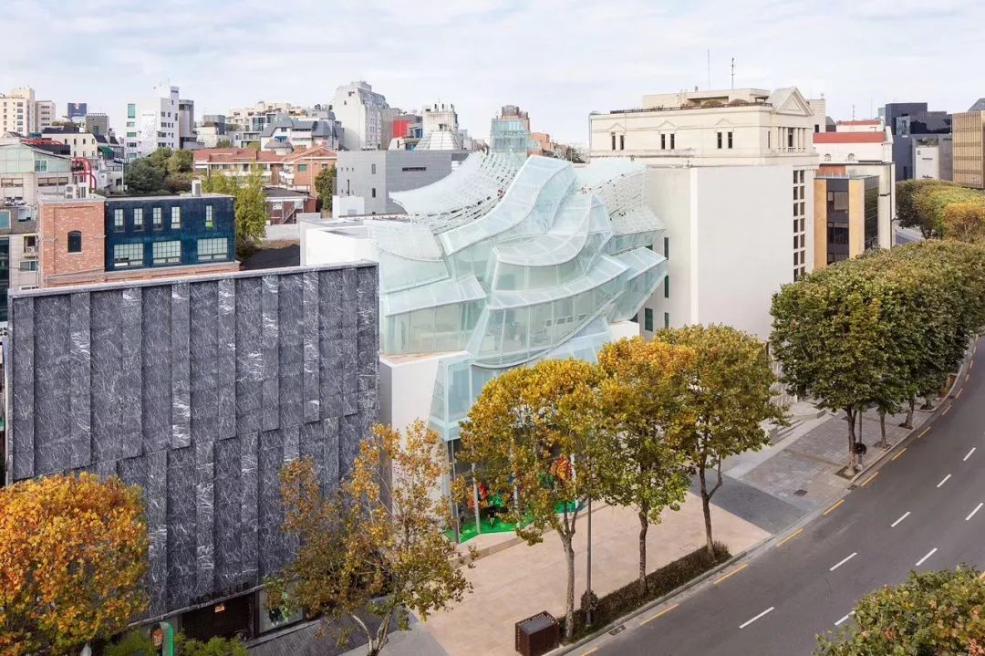 Louis Vuitton 首爾旗艦店開幕!聯手設計鬼才Frank Gehry 操刀設計,打造一棟外型蜿蜒的透明玻璃建築物,絕美地座落在首爾的精華地帶──江南區清潭洞,而這摩登建築靈感其實來自不少韓國古蹟和文化