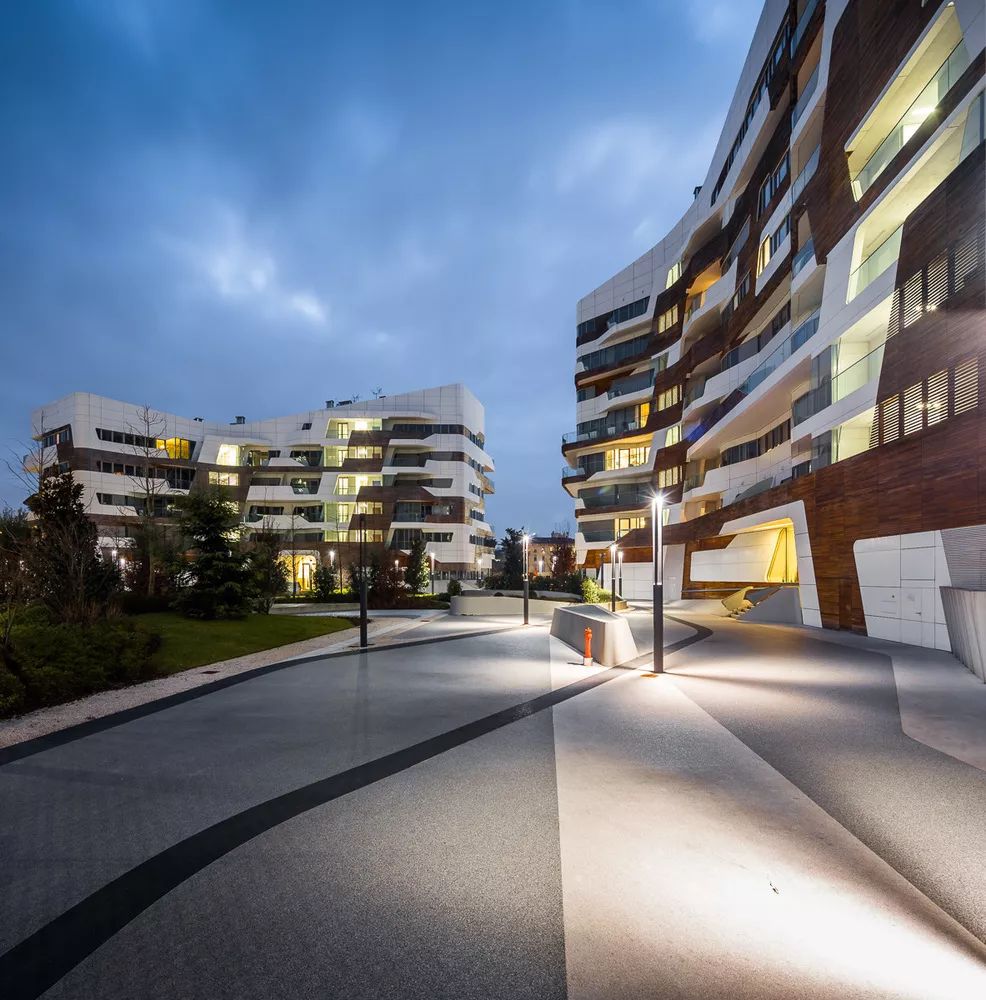 夜間景觀,米蘭CityLife公寓╱Zaha Hadid Architects