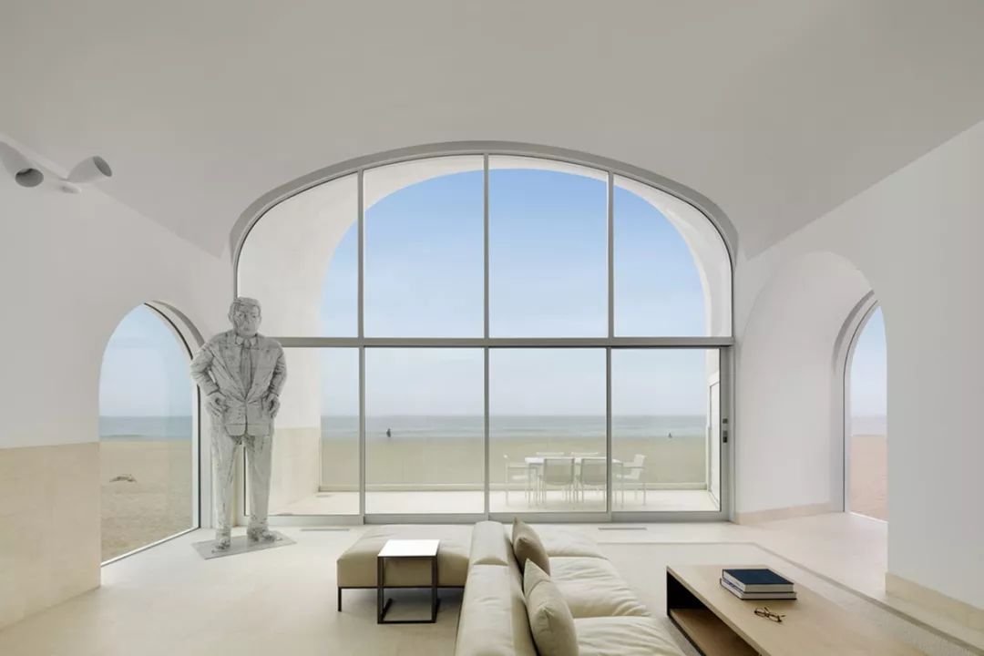 Mark Lee 使用拱型切割空間，不止創造了有別於鄰近的垂直水平線條，也因為弧形而柔化了室內環境與光線間的關係 南加州Vault House沙灘住宅╱Johnston Marklee