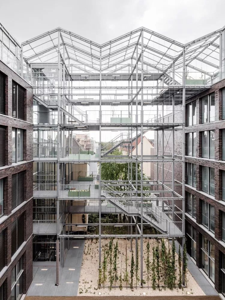 Administration Building with Rooftop Greenhouse 結合垂直花園與屋頂溫室的辦公大樓╱Kuehn Malvezzi建築師事務所
