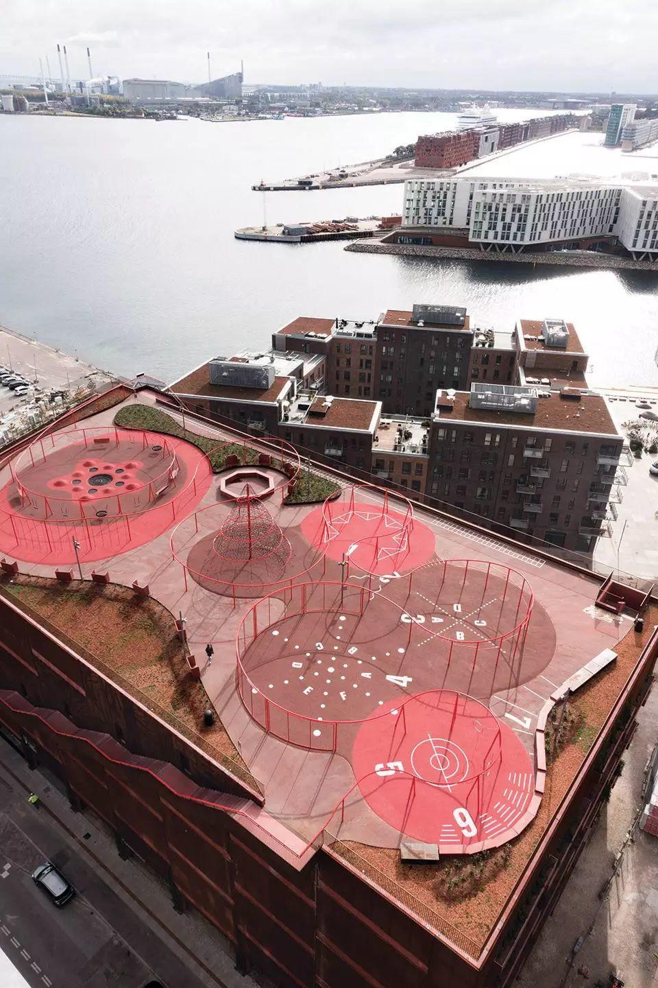哥本哈根立體停車場屋頂運動樂園Park ‘n’ Play╱JAJA Architects 從屋頂上可以望見哥本哈根港,Park ‘n’ Play╱JAJA Architects
