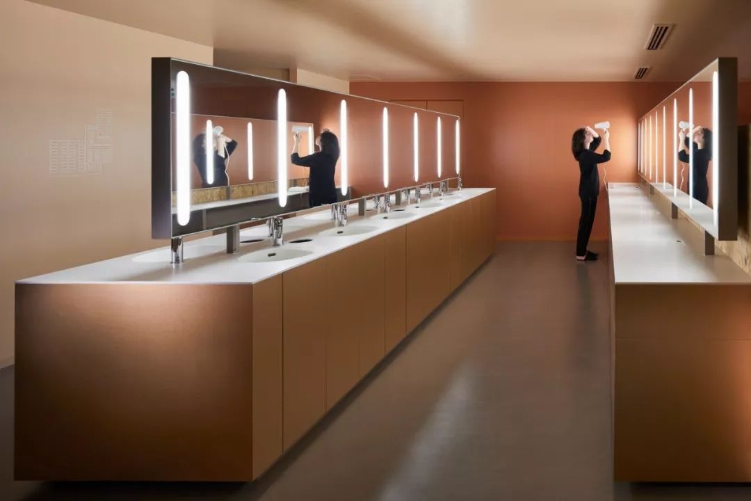 女性梳洗空間 洗手間 大阪難波9小時膠囊旅館 9h ninehours なんば駅 nine hours capsule hotel osaka╱成瀨‧豬熊建築設計事務所
