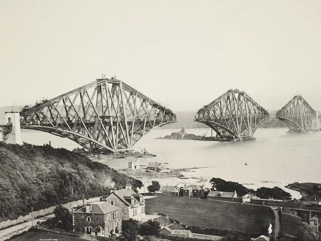 建造中的福斯灣大橋 Forth Bridge construction, 1889（1889年興建於蘇格蘭福斯河河口上方的懸臂式大橋，長2.5公里，為 Sir John Fowler 及 Sir Benjamin Baker 設計。利用懸臂式鋼樑，支撐兩跨各為四十六公尺長的鋼架，共使用約五萬八千噸的鋼料）
