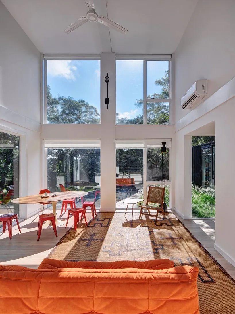 室內空間相當明亮且通風,紐約長島貨櫃屋 Amagansett Modular House 模組化住宅╱MB Architecture