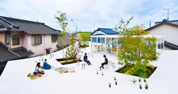 加班之餘到屋頂上曬太陽看風景，日本建築師Studio Velocity自用辦公室也很有設計感