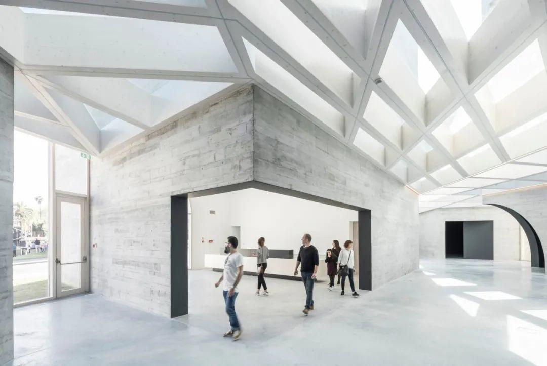 室內空間，採用格子梁結構系統 葡萄牙羅馬樣式演繹中心Centro de Interpretação do Românico╱spaceworkers