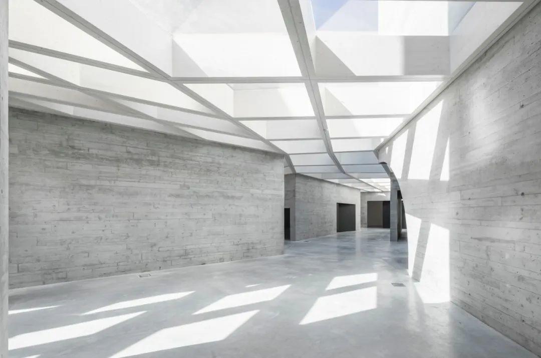 室內空間，採用格子梁結構系統 葡萄牙羅馬樣式演繹中心Centro de Interpretação do Românico╱spaceworkers