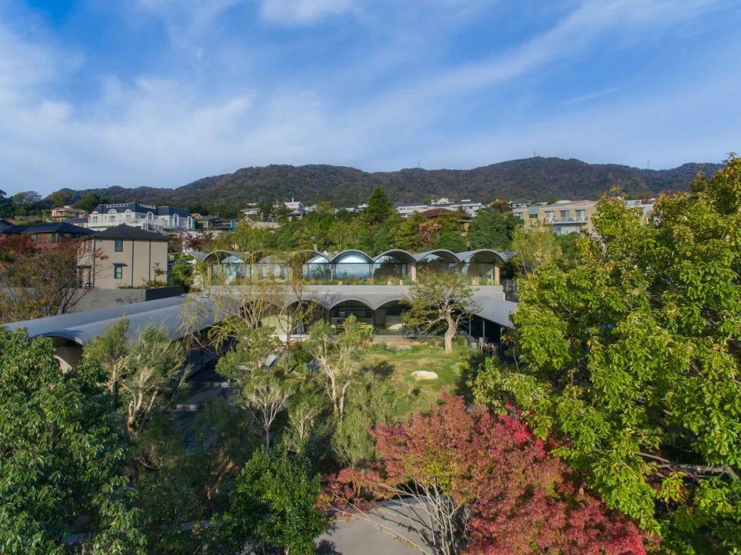 這座位於東京都港區的住宅，由中村拓志建築事務所 & NAP設計，於2018年完成。住宅沿山腰而建，南傾地形提供美麗海景