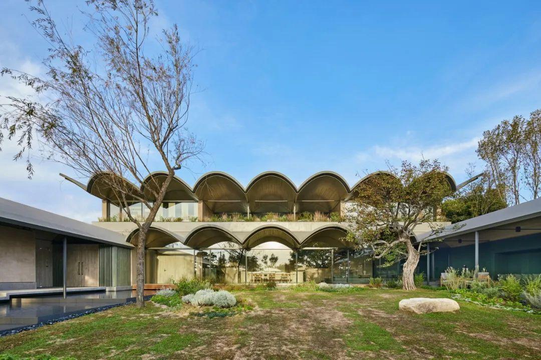 這座位於東京都港區的住宅，由中村拓志建築事務所 & NAP設計，於2018年完成。住宅沿山腰而建，南傾地形提供美麗海景