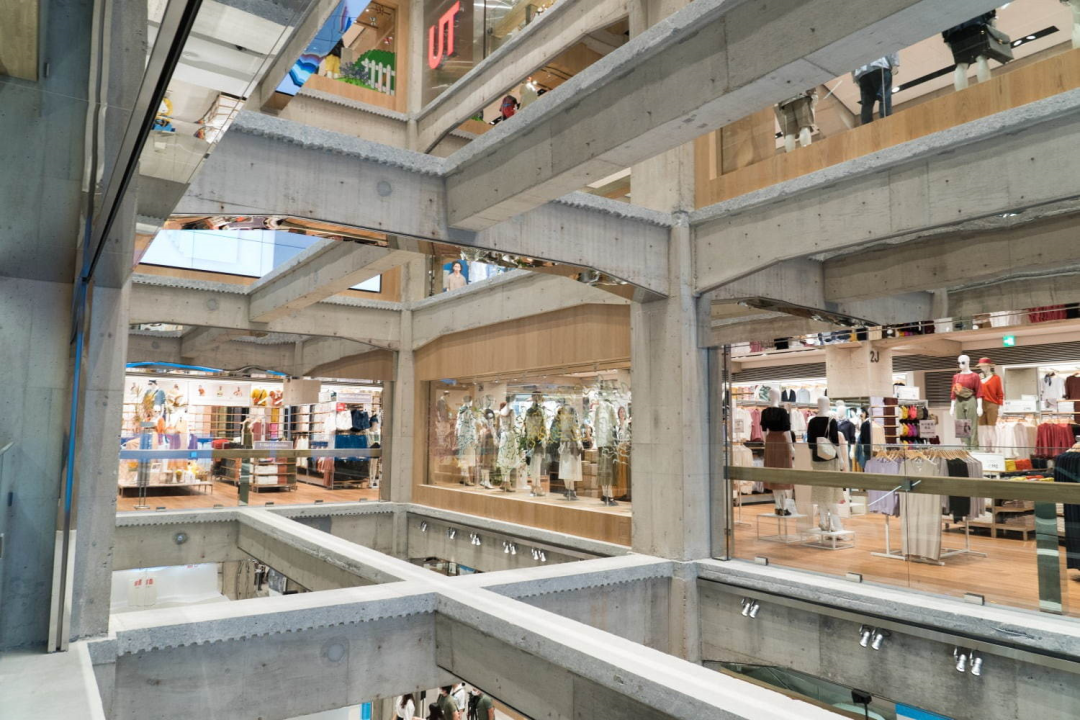 Herzog＆de meuron 的精心設計，用粗糙的混凝土構建出開放式的零售空間，在視覺上就給人以強烈的震撼。