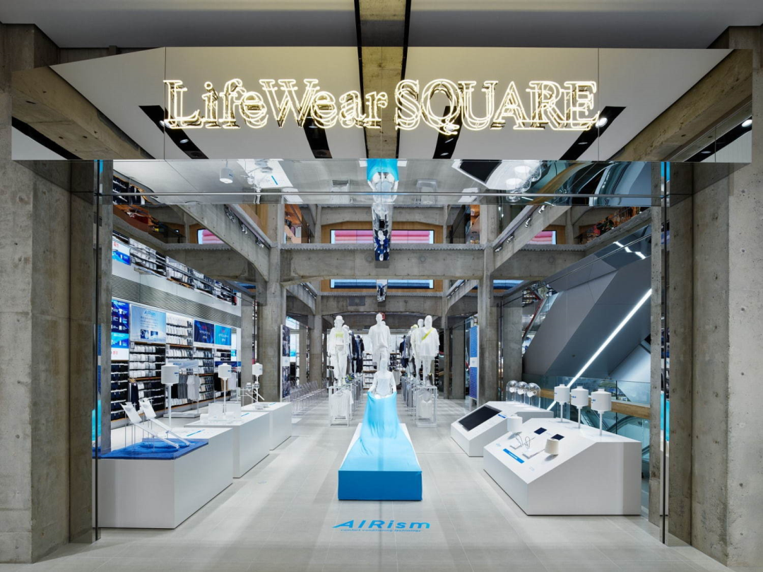 一樓是UNIQLO的「Life Wear」區域，展示了品牌的一些主題合作以及功能性的作品。