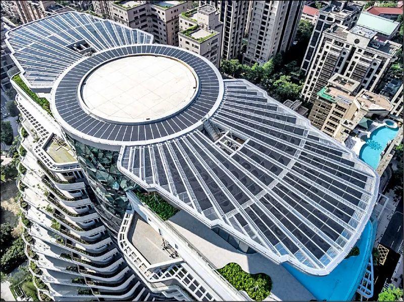 「陶朱隱園」頂樓裝設太陽能板，每年約省4萬度用電