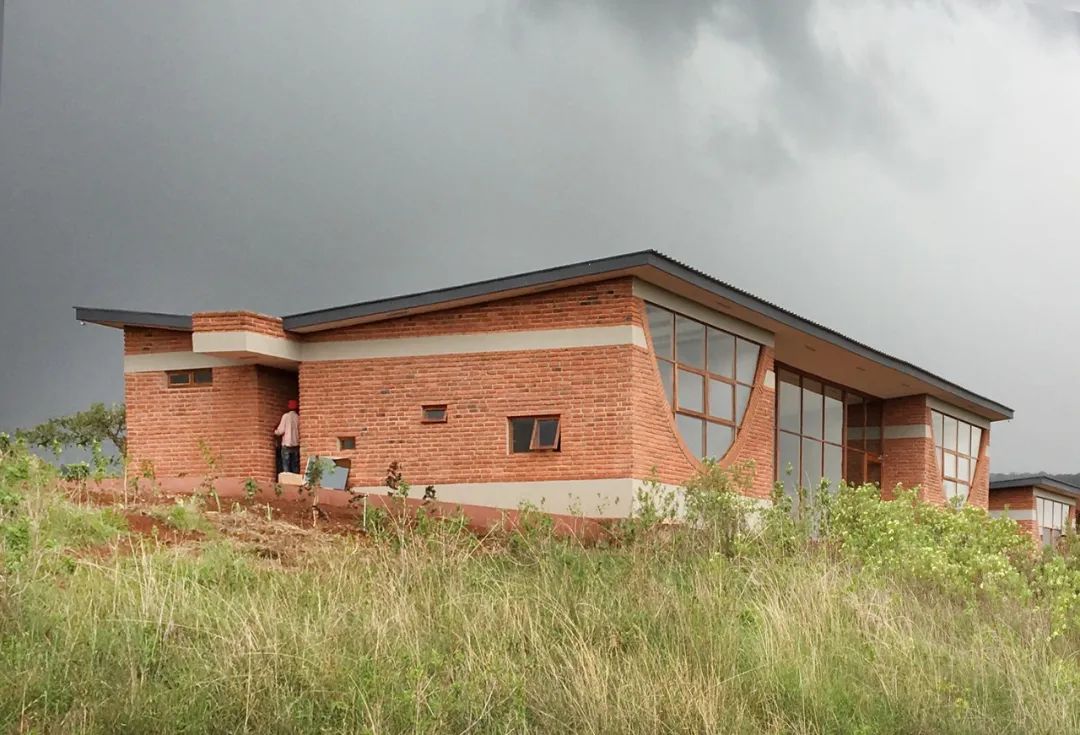 非洲坦尚尼亞學校建築，Black Rhino Academy 黑犀牛學院╱NLE ＋ Kunle Adeyemi