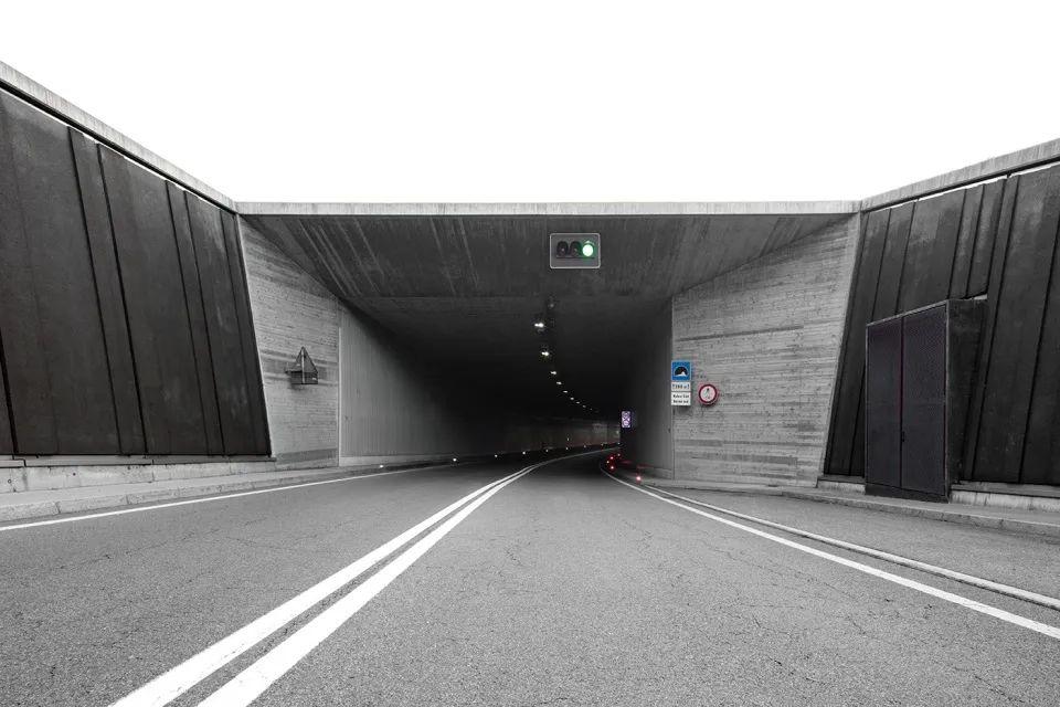 從Varna市區通向SS12公路的入口 ©Gustav Willeit