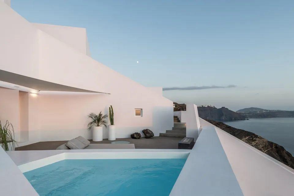 戶外中央樓梯可通向餐廳和無邊界泳池區域 ©Giorgos Sfakianakis greece 希臘聖托里尼島 Saint Legendary Suites Spa╱Kapsimalis Architects