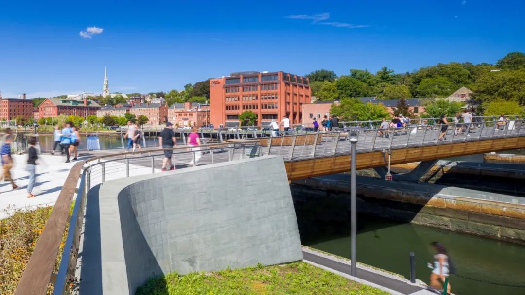 彎曲人行步橋，將被切斷的串連城市空間的景觀人行步橋╱Buro Happold ＋ inFORM Studio