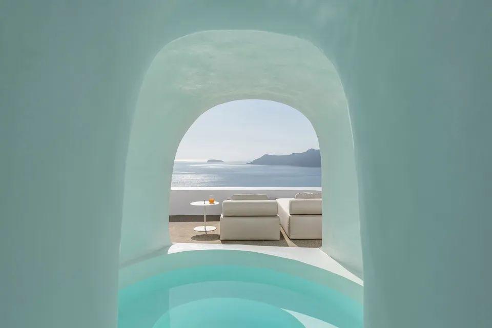 從「洞穴」望向露台 ©Giorgos Sfakianakis greece 希臘聖托里尼島 Saint Legendary Suites Spa╱Kapsimalis Architects