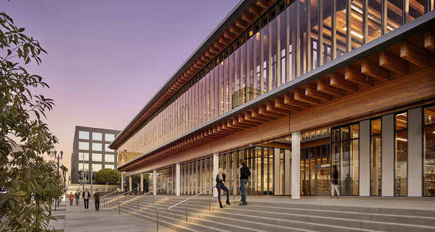 木構造公共空間，加州長灘Billie Jean King 圖書館╱SOM