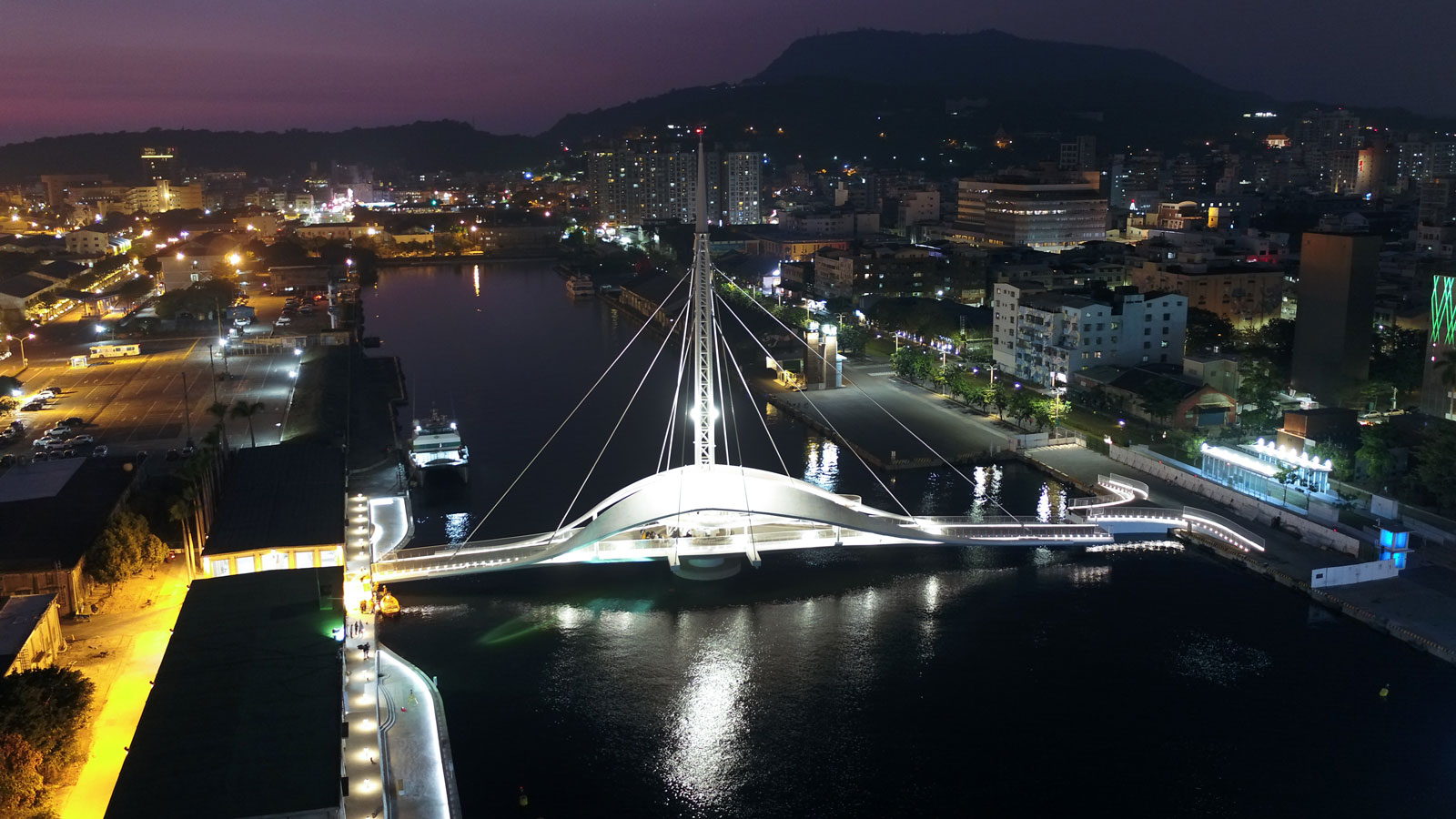 night view Kaohsiung harbour 夜景，高雄高雄大港橋／張瑪龍陳玉霖聯合建築師事務所 居夏設計王煦中 台灣世曦、施工：宏華營造（攝影：宏華營造股份有限公司）
