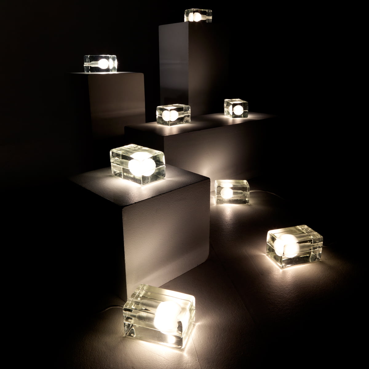 芬蘭設計師Harri Koskine 的經典設計燈具：Block Lamp 冰塊燈，一大堆冰塊燈放在一起還挺壯觀，可是價格不便宜