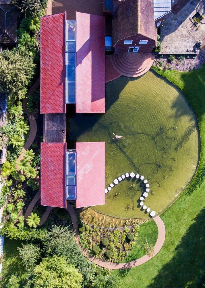 墊腳石之屋空照圖，從空中俯瞰，新建的兩棟小屋及水池與主屋形成和諧的相伴關係