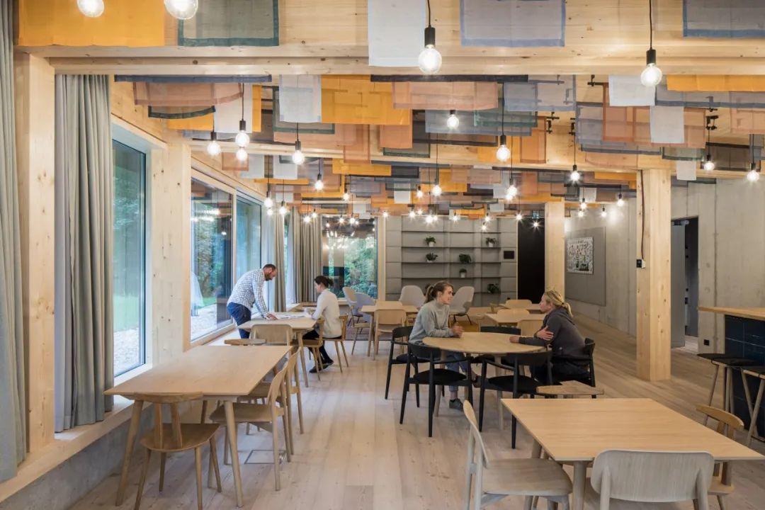 ASI Reisen 新總部大樓的咖啡廳空間，望去盡是木材，從木構造到木製桌椅，溫暖且真實的綠建築空間就是如此吸引人