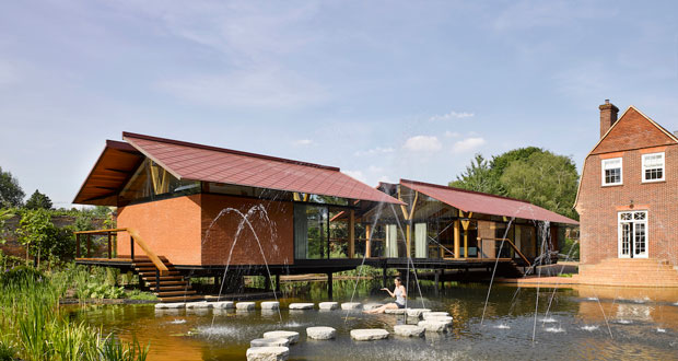 打造家庭的共同起居空間，水池上的墊腳石之屋╱Hamish & Lyons Architects