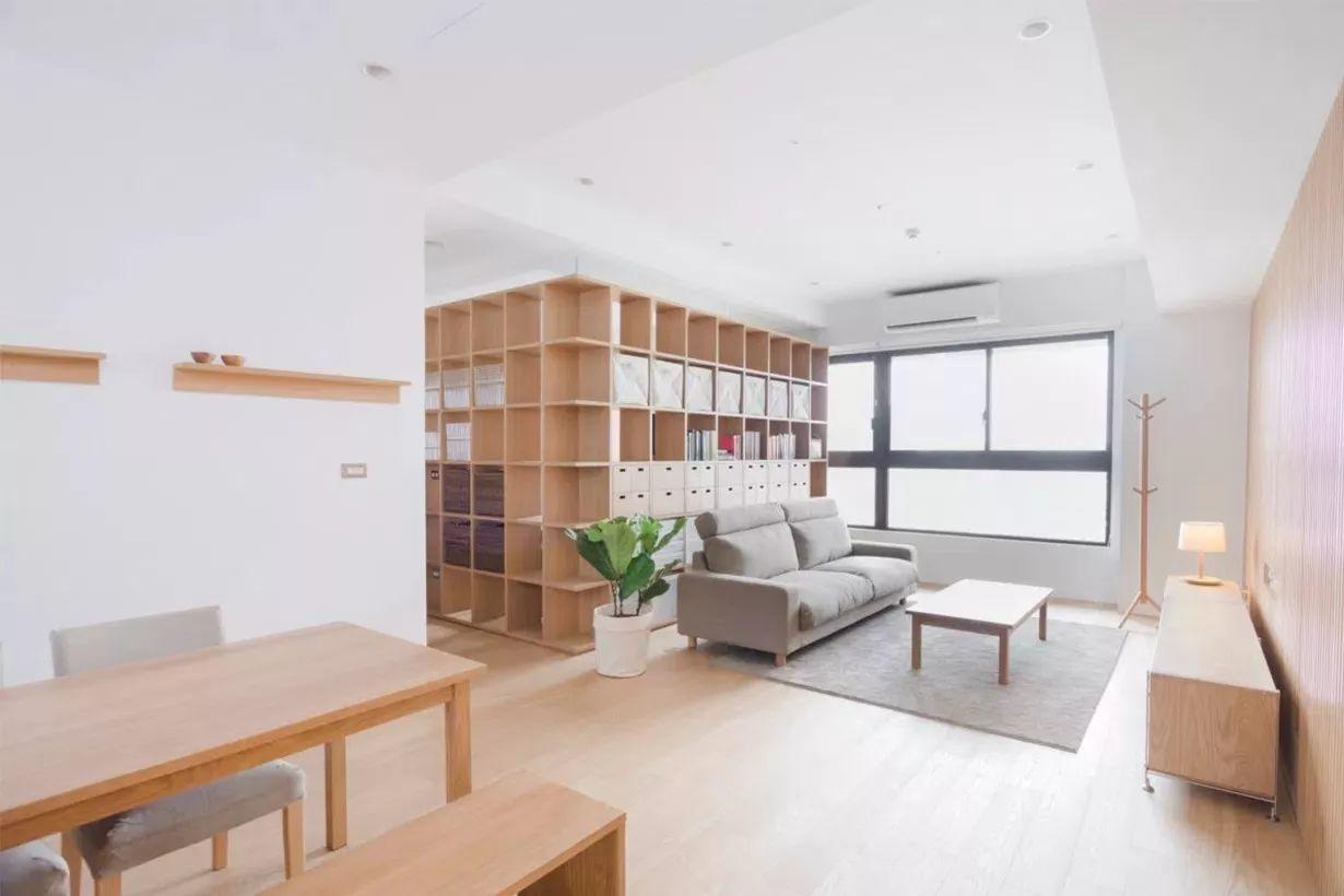 MUJI寬敞的用餐環境，可隨人數改變配置方式。