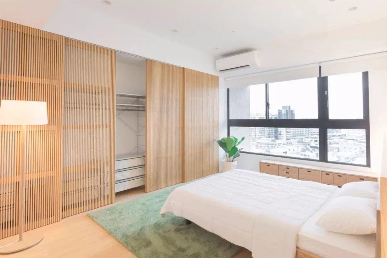 MUJI格柵式的滑門衣櫃，讓衣物收納更添質感。