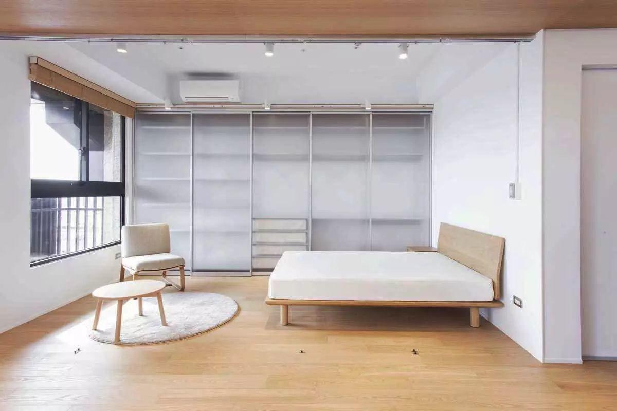 MUJI 利用主臥室牆面，打造滑門式的衣櫃空間，這樣的櫃體也可以用在廚房