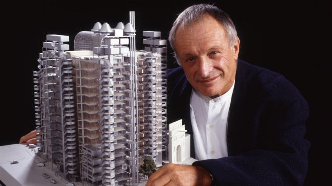 Richard Rogers 與 Lloyds' Building 模型，相片拍攝於1995年