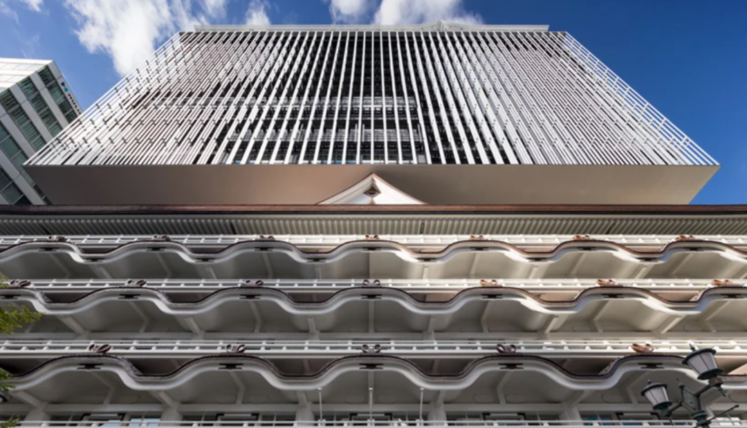 大阪新歌舞伎座上方是Hotel Royal Classic Osaka