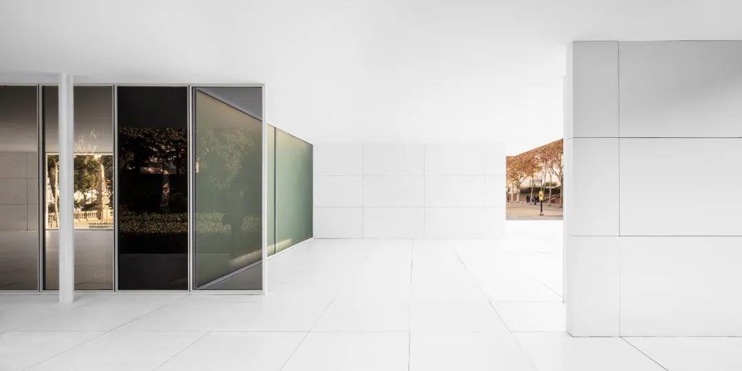  巴塞隆納德國館藝術裝置 Barcelona Pavilion Art Installation