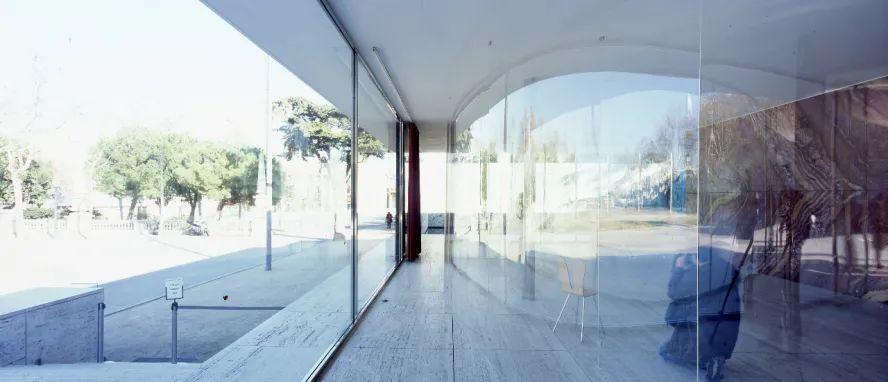  巴塞隆納德國館藝術裝置 Barcelona Pavilion Art Installation