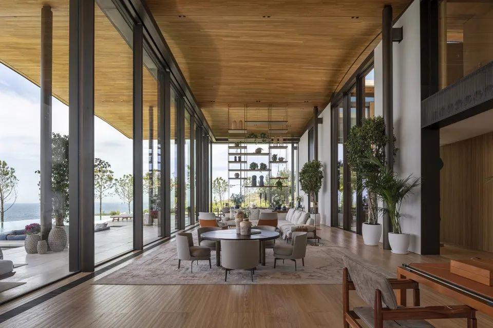 大片玻璃模糊了室內外的界限 ©Nigel Young / Foster + Partners