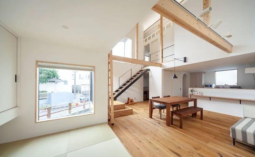 覆蓋在住宅上方的，是一個巨大的斜屋頂。這個屋頂不僅是建築外觀的一大特色，也為室內空間創造了獨特的氛圍