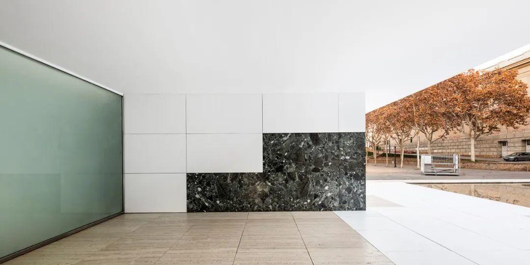  巴塞隆納德國館藝術裝置 Barcelona Pavilion Art Installation