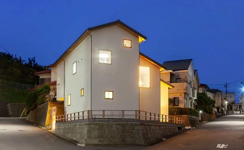藉由斜向改變住宅的方向，這座兩層樓的一戶建住宅擁有充足的自然光和風，讓住戶擁有充分隱私，大片斜屋頂覆蓋了整個房子，給人一種寬敞的居住空間的感覺