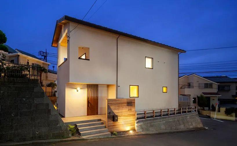 藉由斜向改變住宅的方向，這座兩層樓的一戶建住宅擁有充足的自然光和風，讓住戶擁有充分隱私，大片斜屋頂覆蓋了整個房子，給人一種寬敞的居住空間的感覺